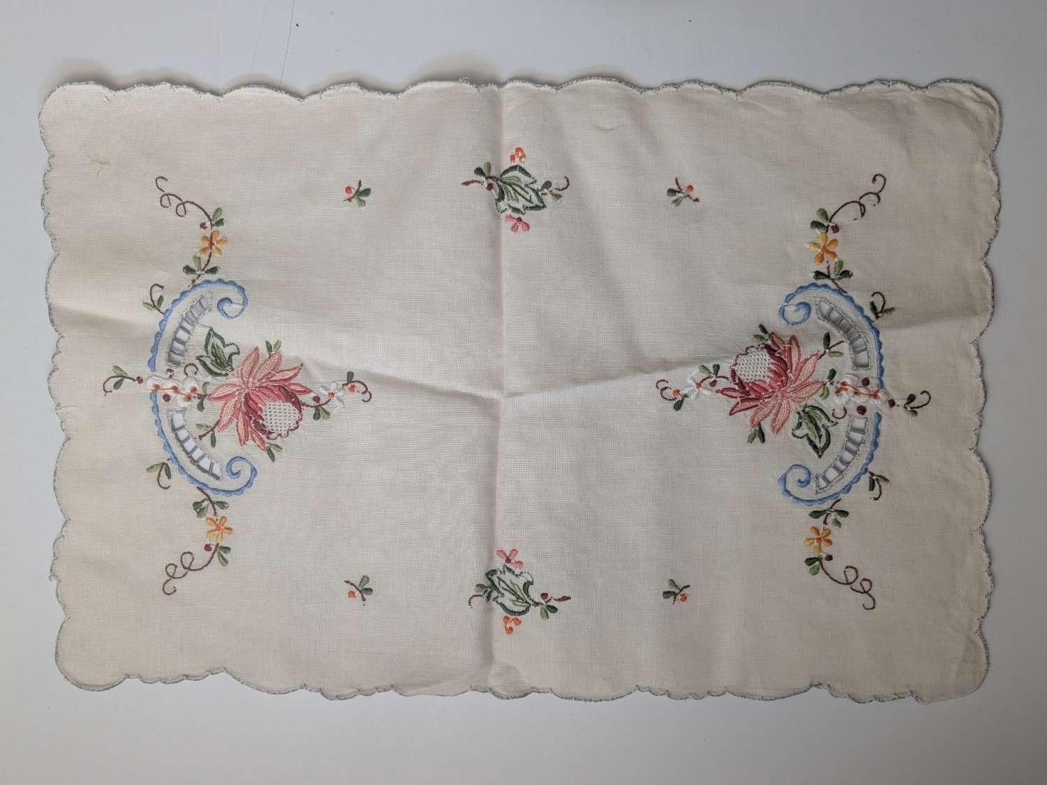 Embroidered Linen Placemat Floral Scalloped Cream Table Mat